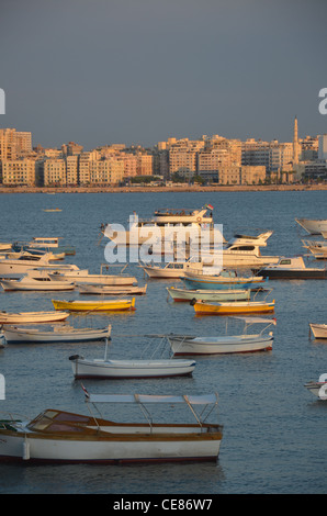 La Méditerranée seascape et toits d'Alexandrie avec le port intérieur au premier plan. Banque D'Images