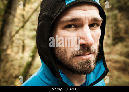 Portrait d'un jeune homme barbu portant une veste à capuchon. Banque D'Images
