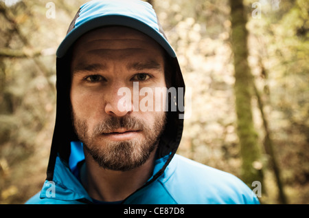 Portrait d'un jeune homme barbu portant une veste à capuchon. Banque D'Images
