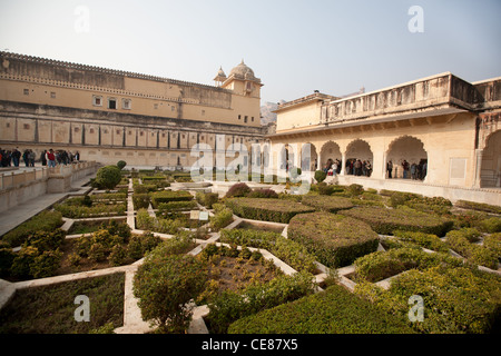 Les jardins près du Diwan-i-Khas, ou Diwan-i-Am, à l'intérieur de Fort Amber, à l'extérieur de Jaipur, au Rajasthan, Inde Banque D'Images