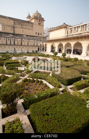 Les jardins près du Diwan-i-Khas, ou Diwan-i-Am, à l'intérieur de Fort Amber, à l'extérieur de Jaipur, au Rajasthan, Inde Banque D'Images