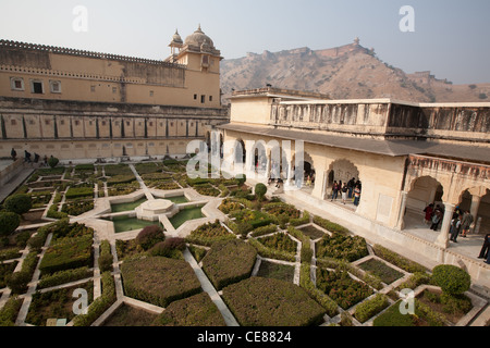 Les jardins près du Diwan-i-Khas, ou Diwan-i-Am, à l'intérieur de Fort Amber, à l'extérieur de Jaipur, au Rajasthan, Inde Banque D'Images