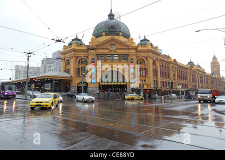 Finders Street Station, Melbourne, Australie sous la pluie Banque D'Images