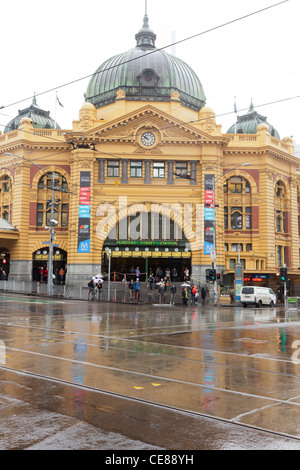 Finders Street Station, Melbourne, Australie sous la pluie Banque D'Images