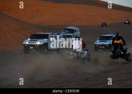 Quatre wheeling dans le désert près de Dubaï est une activité de loisirs le week-end pour Emirates et les étrangers. Banque D'Images