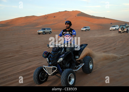 Quatre wheeling dans le désert près de Dubaï est une activité de loisirs le week-end pour Emirates et les étrangers. Banque D'Images