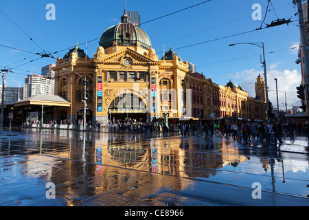 Finders Street Station, Melbourne, Australie après la pluie Banque D'Images