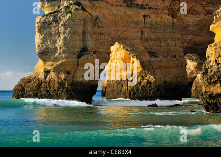 Le Portugal, l'Algarve : Vue de la roche d'arcs de Praia da Marinha près de Carvoeiro Banque D'Images