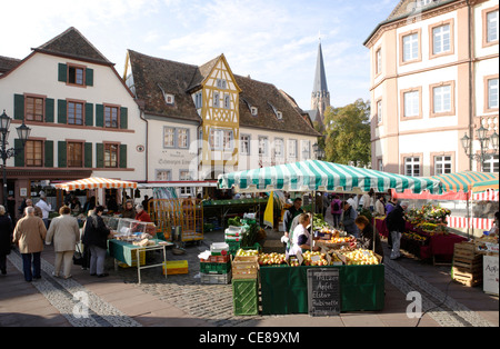 Sur le marché de la place Marktplatz, Neustadt an der Weinstrasse, Rhénanie-Palatinat, Allemagne, Europe Banque D'Images