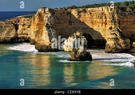 Le Portugal, l'Algarve : vue sur le paysage rocheux de Praia da Marinha près de Carvoeiro Banque D'Images