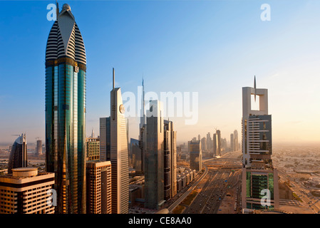 Dubaï, des tours de bureaux et d'appartements le long de la route Sheikh Zayed Banque D'Images