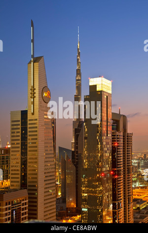 Dubaï, des tours de bureaux et d'appartements le long de la route Sheikh Zayed Banque D'Images