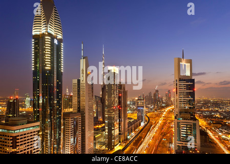 Dubaï, des tours de bureaux et d'appartements le long de la route Sheikh Zayed Banque D'Images