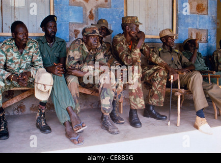 Les commandants de l'Armée populaire de libération du Soudan se réunissent pour un briefing militaire dans le sud du Soudan pendant la guerre civile de 1997 Banque D'Images
