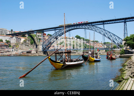 Dona Maria Pia Bridge et bateaux sur la rivière Douro, Porto, Portugal, Europe Banque D'Images