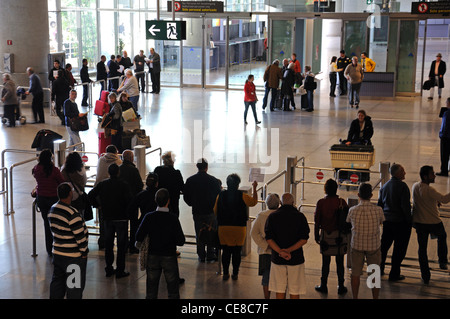 Les gens attendent des passagers dans le hall des arrivées, terminal 3, aéroport de Malaga, Malaga, la province de Malaga, Espagne, Europe de l'Ouest. Banque D'Images