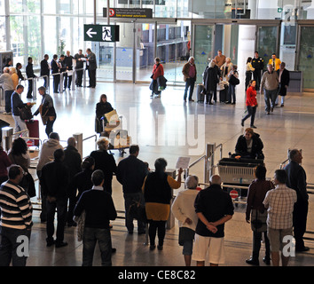 Les gens attendent des passagers dans le hall des arrivées, terminal 3, aéroport de Malaga, Malaga, la province de Malaga, Costa del Sol, Espagne. Banque D'Images