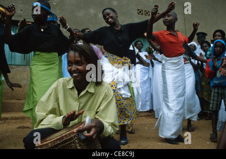 Pour effectuer une danse traditionnelle au rythme d'un tambour à Kigali, Rwanda, Afrique du Sud Banque D'Images