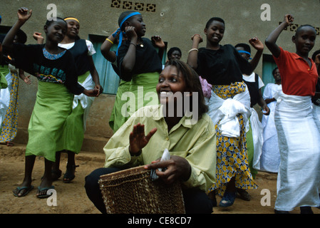 Pour effectuer une danse traditionnelle au rythme d'un tambour à Kigali, Rwanda, Afrique du Sud Banque D'Images