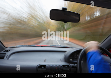 Conduire sur route de campagne en automne. Banque D'Images