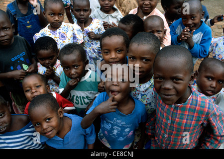 Orphelins du génocide dans un orphelinat au Rwanda, en Afrique, en 1995 Banque D'Images