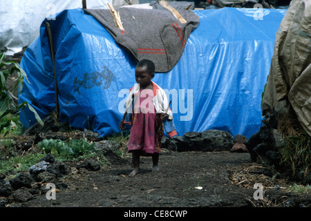 Les jeunes Hutus rwandais enfant de sexe féminin dans le camp de réfugiés des Nations Unies à Goma, République démocratique du Congo, l'Afrique Banque D'Images