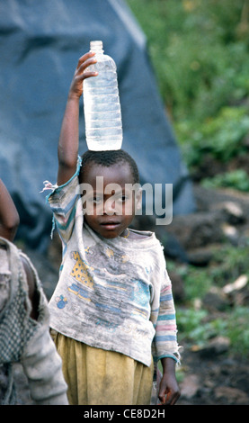 Transport de l'eau garçon hutus rwandais dans le camp de réfugiés des Nations Unies pour les Hutus rwandais à Goma, République démocratique du Congo, l'Afrique Banque D'Images