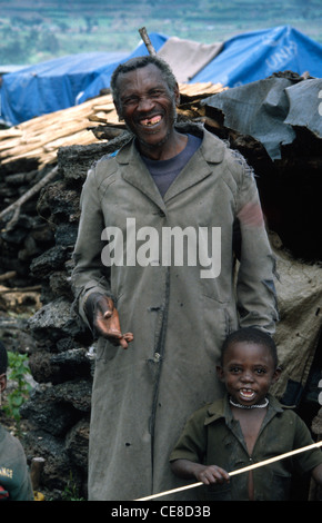 Père et fils de Hutus rwandais dans le camp de réfugiés des Nations Unies pour les Hutus rwandais à Goma, République démocratique du Congo, l'Afrique Banque D'Images