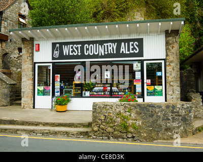 Boutique vendant des bières locales dans l'attraction touristique de Cheddar gorge, Cheddar, Somerset, Angleterre. Banque D'Images