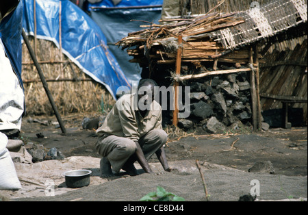 Graines de tamisage de l'homme des Nations Unies pour cultiver en camp de réfugiés hutus rwandais à Goma, République démocratique du Congo, l'Afrique Banque D'Images