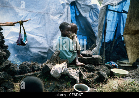 Deux frères de la même famille dans le camp de réfugiés des Nations Unies pour les Hutus rwandais à Goma, République démocratique du Congo, l'Afrique Banque D'Images