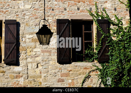 Cordes-sur-ciel france immeuble pierre de fenêtres à volets mur pendaison lampe de rue Banque D'Images