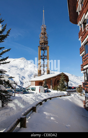 Tour de l'église moderniste à station de ski des Menuires, Trois Vallées, Savoie, France Banque D'Images