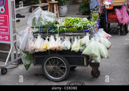 Vendeur de rue, commerçant, panier avec des légumes et des fruits dans la rue du marché, au large de la route Sukhumvit, Bangkok, Thaïlande Banque D'Images