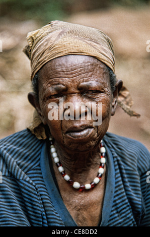 Portrait d'une femme tutsie rwandaise aveugles en milieu rural au Rwanda, l'Afrique Banque D'Images