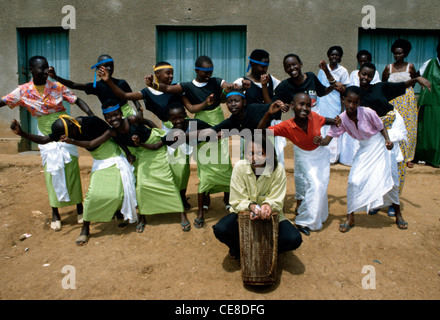 Pour effectuer une danse traditionnelle au rythme d'un tambour à Kigali, Rwanda, Afrique du Sud Banque D'Images