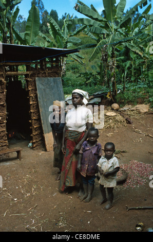 Grand-mère, fille et petits-enfants par l'accueil en milieu rural au Rwanda, l'Afrique Banque D'Images