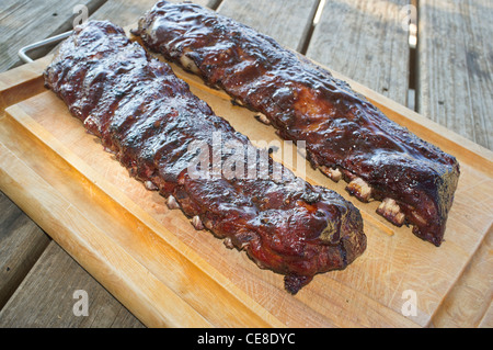 Côtes levées barbecue sur une planche à découper Banque D'Images