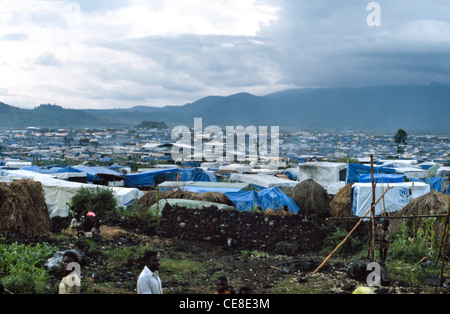 Camp de réfugiés à Goma, République démocratique du Congo en 1995. Zone utilisée pour loger des Hutus rwandais fuyant la guerre civile au Rwanda. Banque D'Images