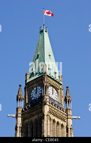 Le Parlement canadien de la tour de la paix, avec le drapeau à midi, à Ottawa, Canada. Banque D'Images