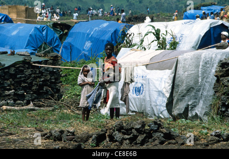 Camp de réfugiés à Goma, République démocratique du Congo en 1995. Zone utilisée pour loger des Hutus rwandais fuyant la guerre civile au Rwanda. Banque D'Images