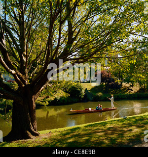 Couple being punted sur Avon Christchurch ile sud Nouvelle Zelande Banque D'Images