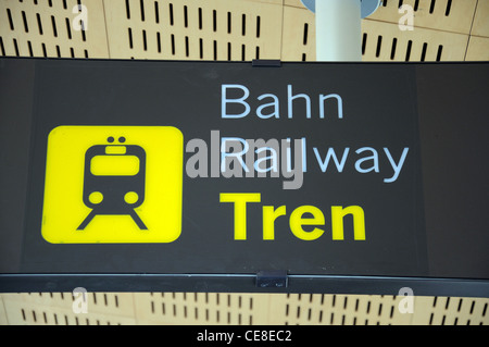 Signe de train à l'aéroport de Malaga, Malaga, la province de Malaga, Costa del Sol, Andalousie, Espagne, Europe de l'Ouest. Banque D'Images