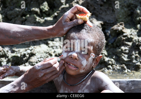 Bébé son visage peint en Papouasie Nouvelle Guinée avec achiote Banque D'Images