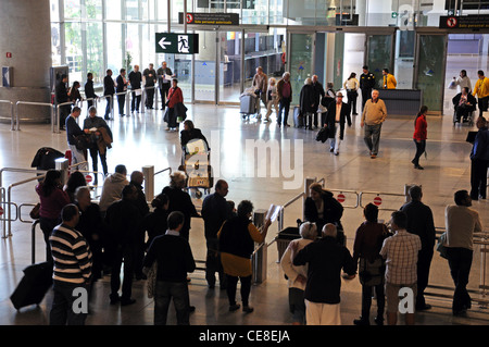 Les gens attendent des passagers dans le hall des arrivées, terminal 3, aéroport de Malaga, Malaga, la province de Malaga, Costa del Sol, Espagne. Banque D'Images