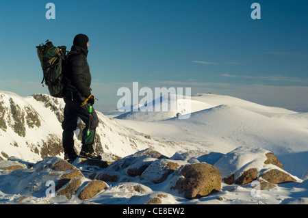 Ben Macdui sur Hillwalker (1309 mètres) , à au nord à travers Coire Sputan Dearg (corrie) à Beinn Mheadhoin (1182 mètres). Banque D'Images