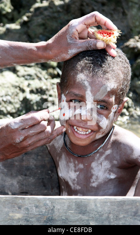 Bébé son visage peint en Papouasie Nouvelle Guinée avec achiote Banque D'Images