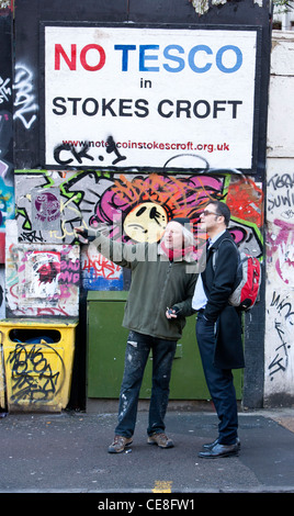 Mark Carroll ,en manteau noir, de visites d'Stokescroft DCLG, Bristol . Banque D'Images