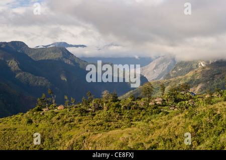 Village traditionnel de Dani tribe in early morning light de Baliem Valley, en Papouasie occidentale, en Indonésie Banque D'Images