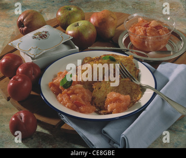Beignets de pommes de terre avec de la bouillie de fruits Banque D'Images